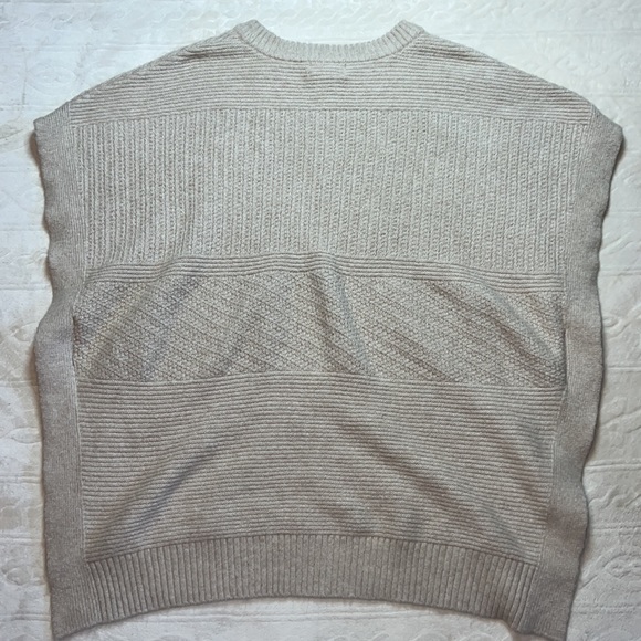 Sleeveless‎ poncho type top - Picture 7 of 7